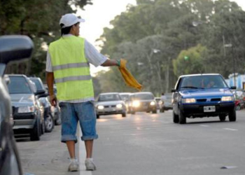 Posadas regula el cuidado informal de vehículos: nuevas sanciones y alternativas laborales