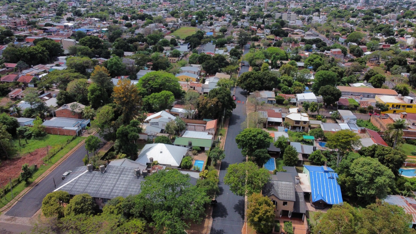 Posadas avanza con asfalto y cordón cuneta en varios barrios