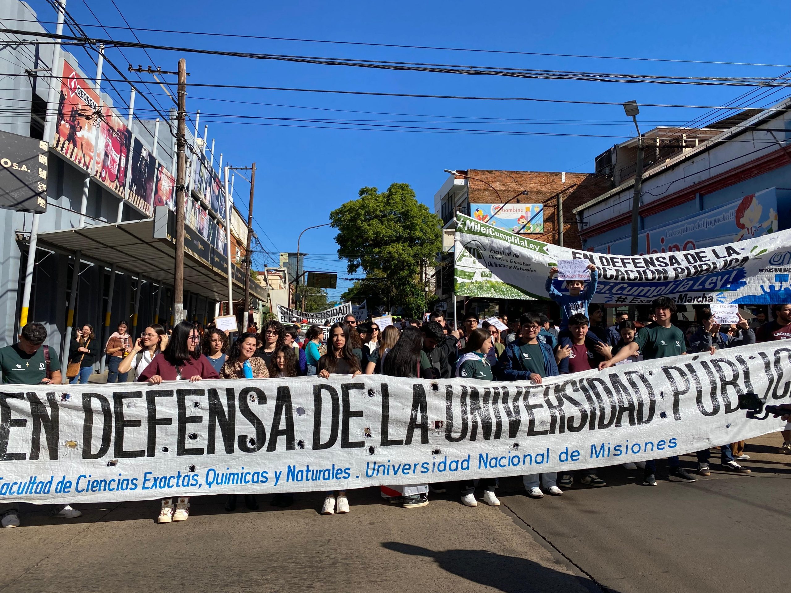 Docentes universitarios conmemoran su día en medio de tensiones salariales y demandas de fondos