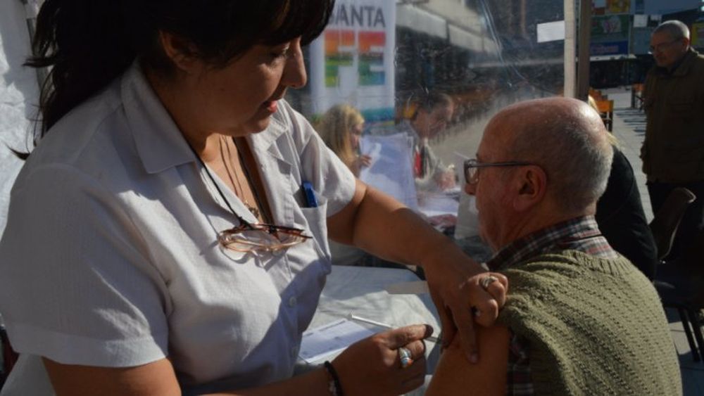 Refuerzo de vacunas antigripales ante el alza de casos de influenza en el país