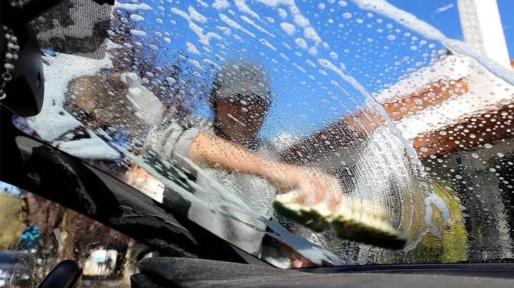 Posadas prohíbe el cuidado informal de vehículos en la vía pública