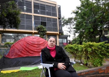 El CGE restituye la estabilidad de Valeria Paraná como docente, pero el cargo directivo sigue en disputa