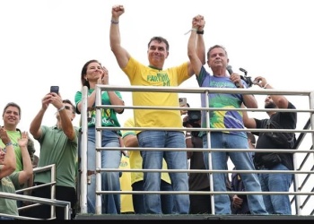 Flávio Bolsonaro supera a Lula por un punto en encuesta preelectoral