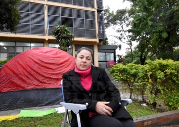 Docentes se solidarizan con maestra en huelga de hambre tras ser cesada