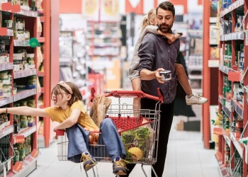 Criar a un hijo en Argentina ya cuesta más de $700.000 al mes: la canasta de crianza superó a la inflación en agosto