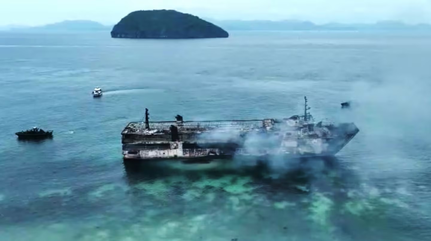 Tragedia marítima en Filipinas: ferry se incendia frente a Palawan con saldo de cinco fallecidos y 86 desaparecidos
