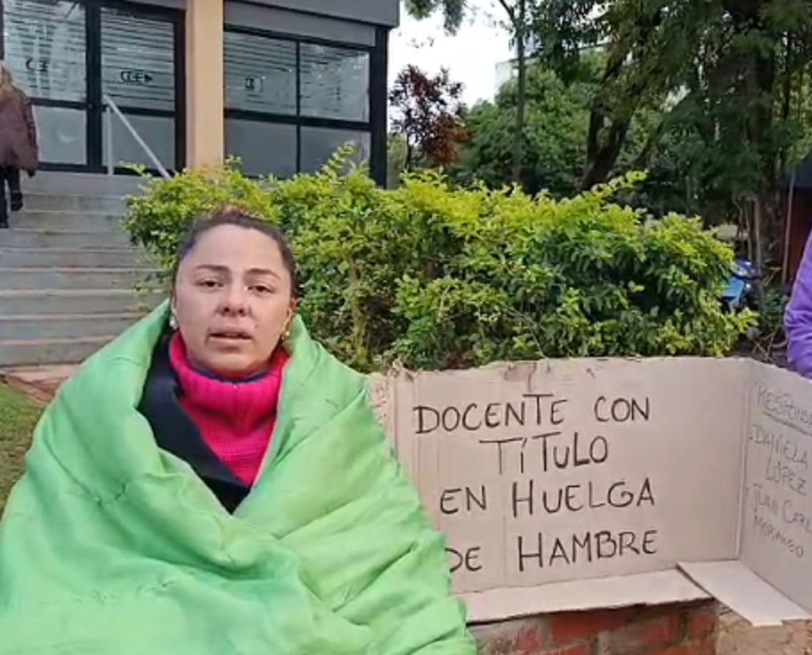 Maestra inicia ayuno frente al CGE: acusa hostigamiento y pide restitución de puestos